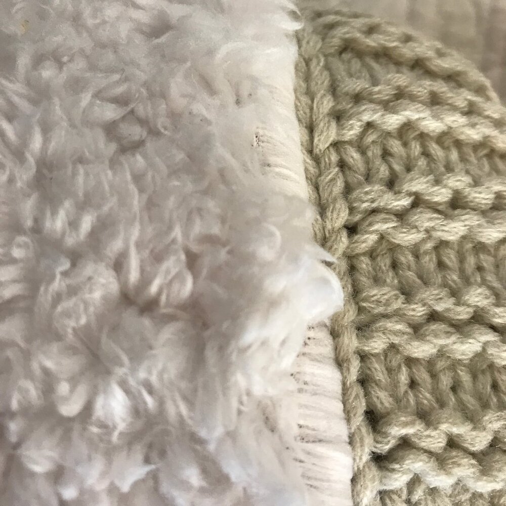 Cozy Cable Knit / Sherpa Fleece Throw – Reversible – Taupe – Brand New with Tags - Picture 4 of 5